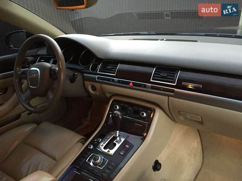 Седан Audi A8 2006 в Копычинце