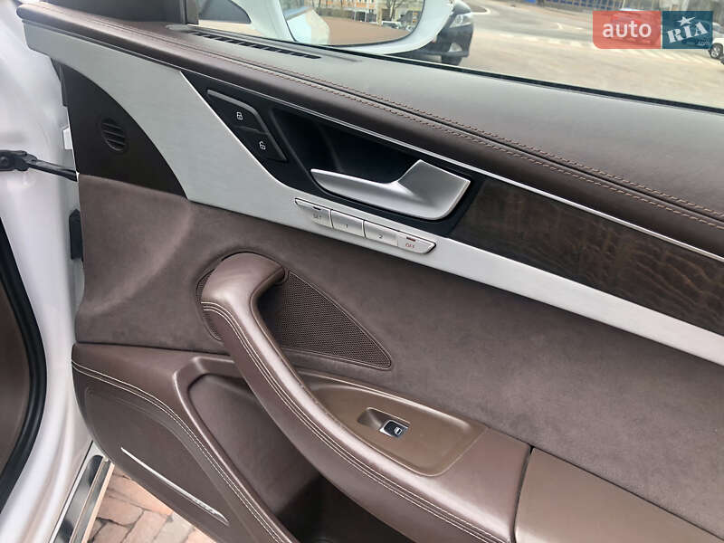 Седан Audi A8 2012 в Києві