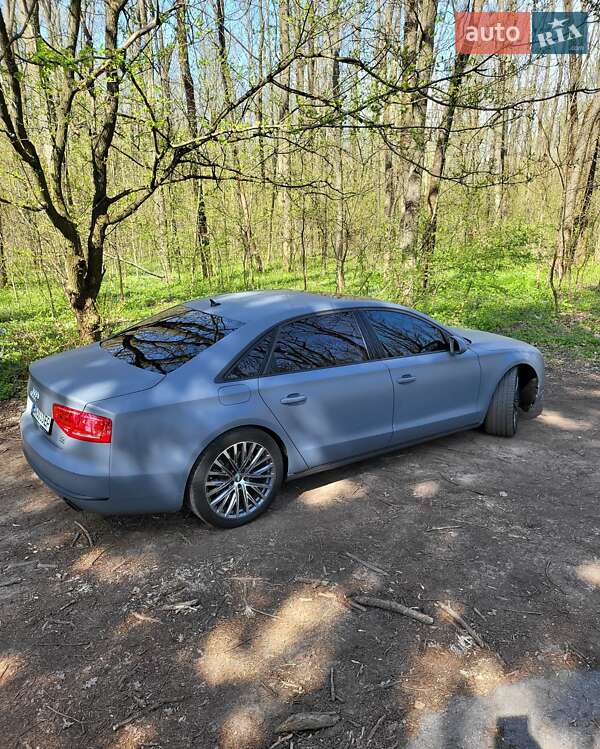 Седан Audi A8 2012 в Знаменке