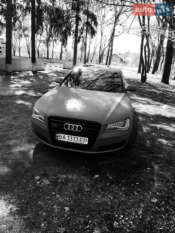 Седан Audi A8 2012 в Знаменке