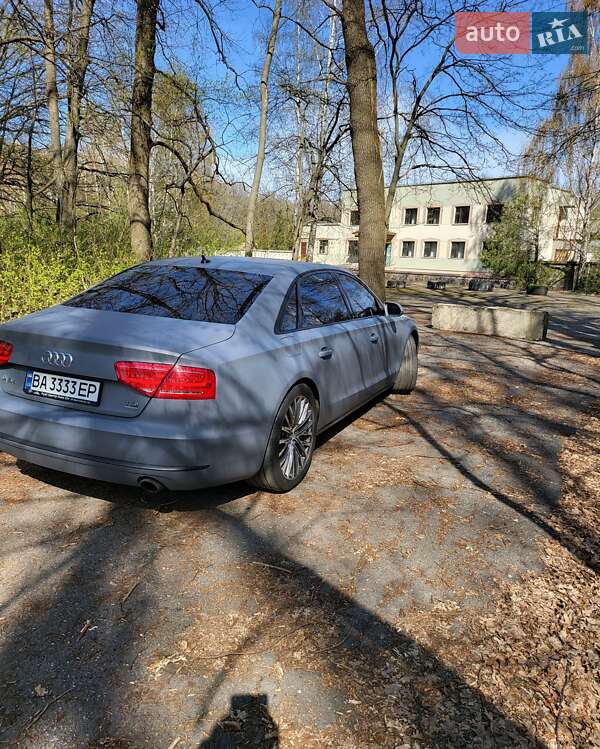 Седан Audi A8 2012 в Знаменке