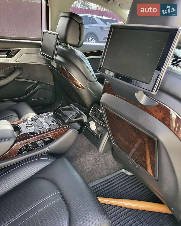 Седан Audi A8 2012 в Знаменке