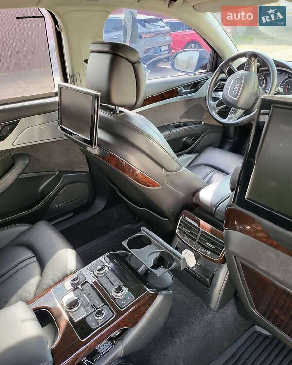 Седан Audi A8 2012 в Знаменке