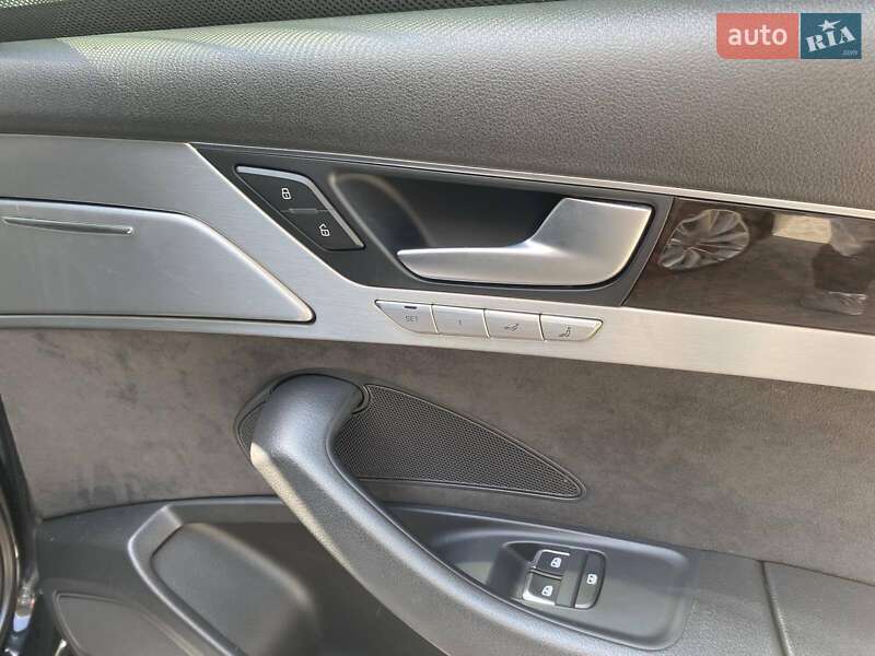 Седан Audi A8 2012 в Днепре