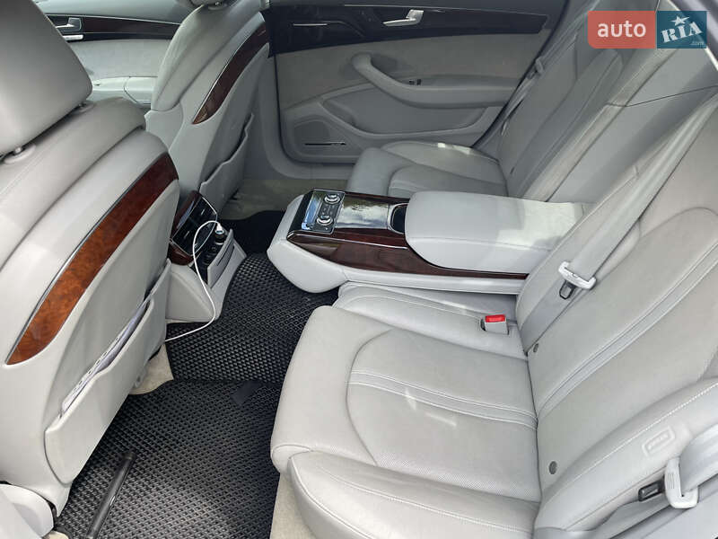 Седан Audi A8 2013 в Львові