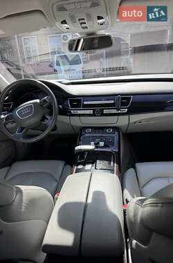 Седан Audi A8 2017 в 