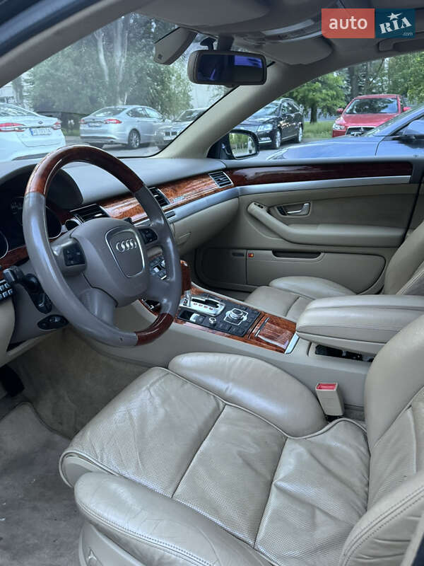 Седан Audi A8 2004 в 