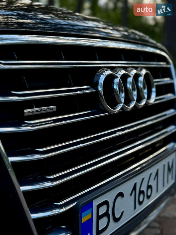 Седан Audi A8 2012 в Новояворовске