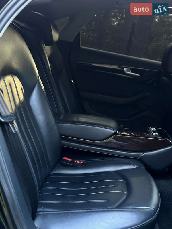 Седан Audi A8 2012 в Новояворовске