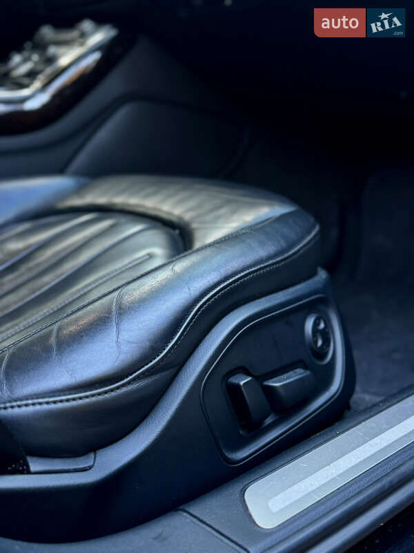 Седан Audi A8 2012 в Новояворовске