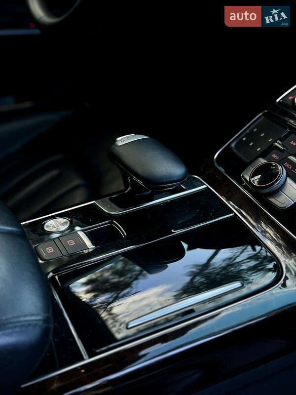 Седан Audi A8 2012 в Новояворовске