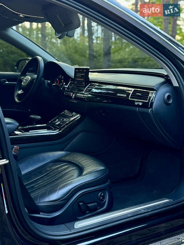 Седан Audi A8 2012 в Новояворовске