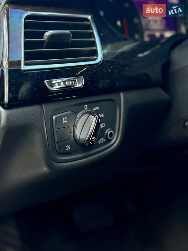 Седан Audi A8 2012 в Новояворовске