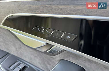 Седан Audi A8 2017 в 
