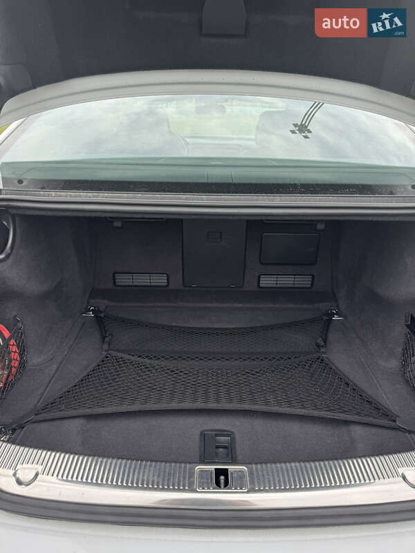 Седан Audi A8 2013 в Києві