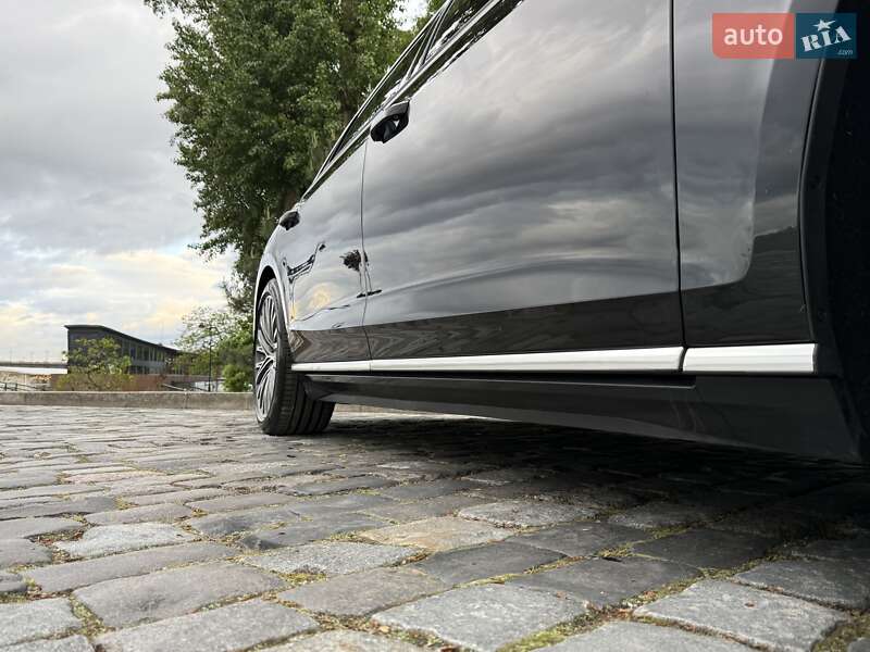 Седан Audi A8 2021 в Киеве