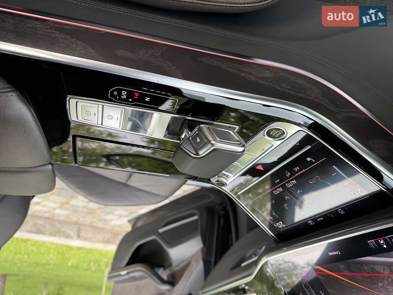 Седан Audi A8 2021 в Киеве