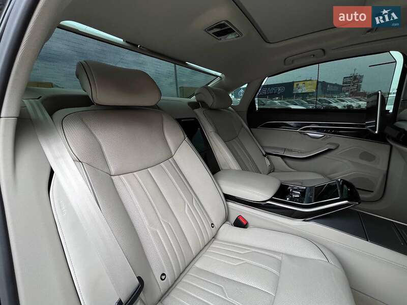 Седан Audi A8 2018 в Львові