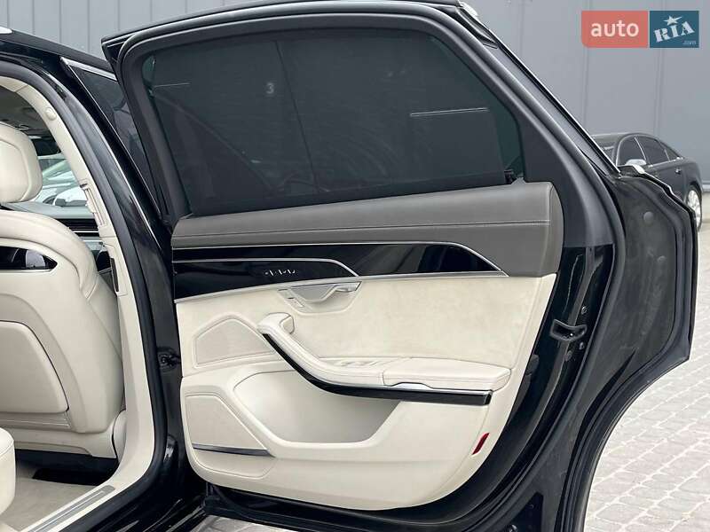 Седан Audi A8 2018 в Львові