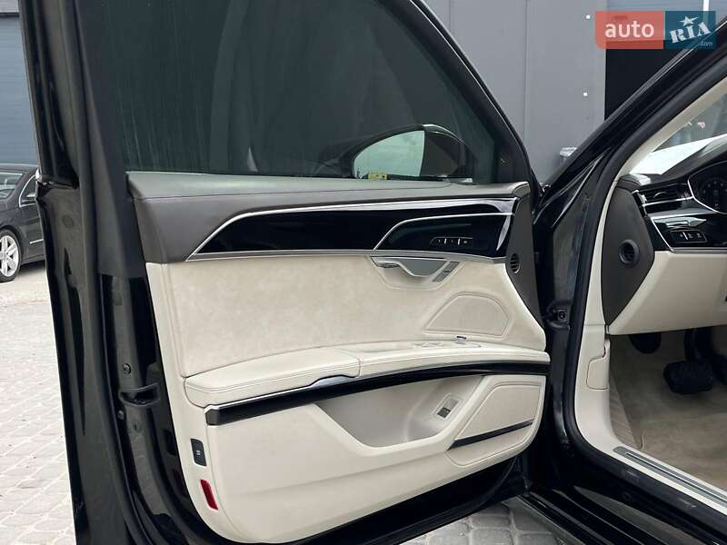 Седан Audi A8 2018 в Львові