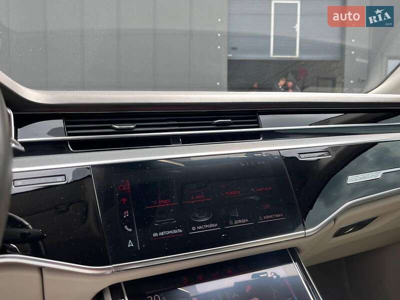 Седан Audi A8 2018 в Львові