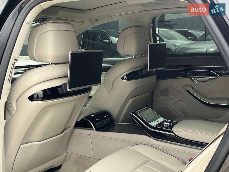 Седан Audi A8 2018 в Львові
