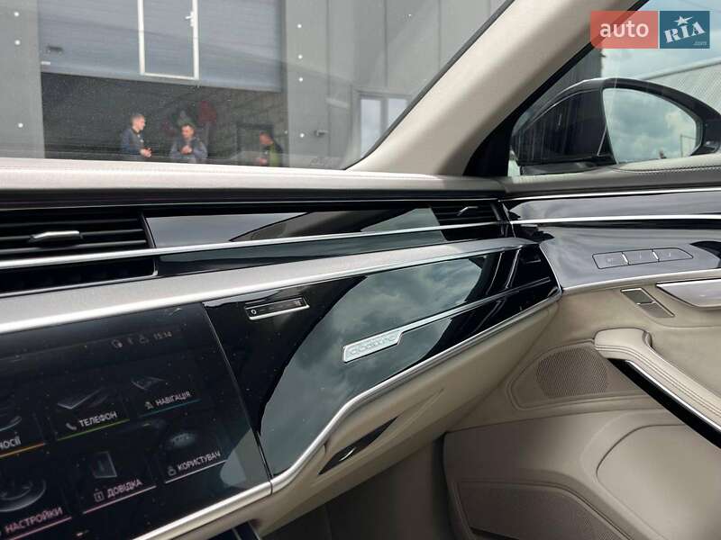 Седан Audi A8 2018 в Львові