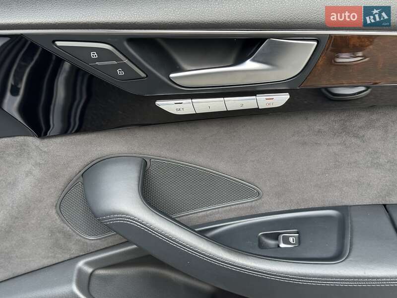 Седан Audi A8 2015 в Дніпрі