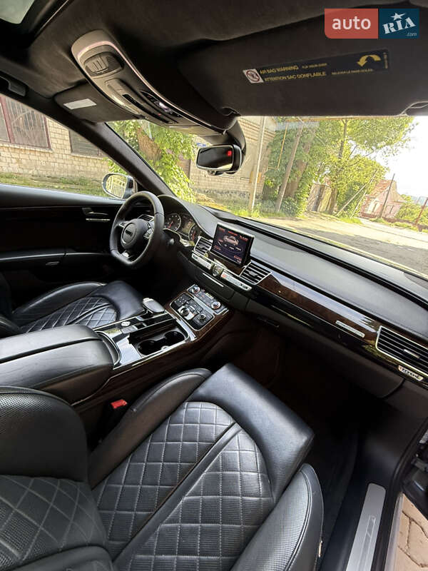Седан Audi A8 2014 в Чернівцях