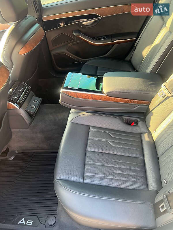 Седан Audi A8 2018 в Львове