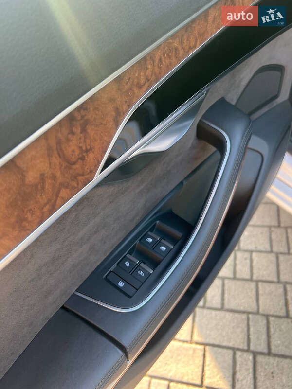Седан Audi A8 2018 в Львове