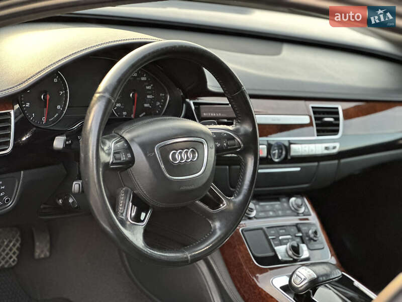 Седан Audi A8 2012 в Камне-Каширском