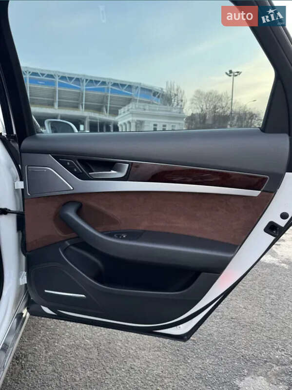 Седан Audi A8 2012 в Дніпрі