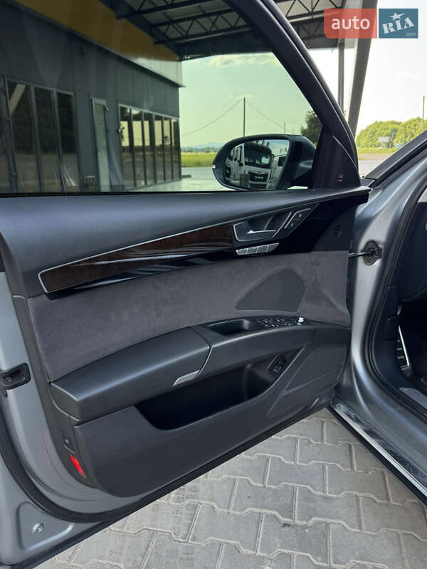 Седан Audi A8 2011 в Черновцах