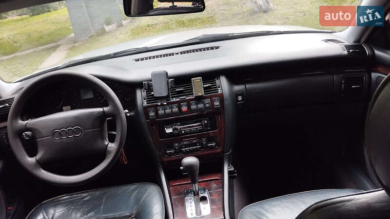 Седан Audi A8 1995 в Хороле фото 11 Седан Audi A8 1995 в Хороле