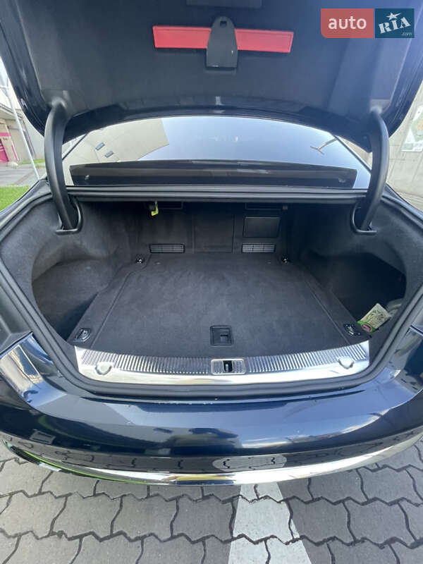 Седан Audi A8 2012 в Львове