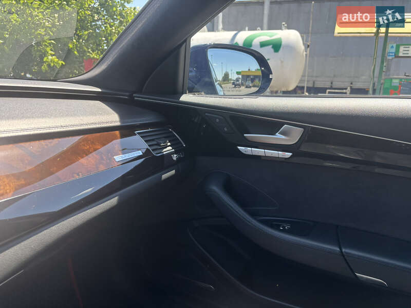 Седан Audi A8 2015 в Миколаєві