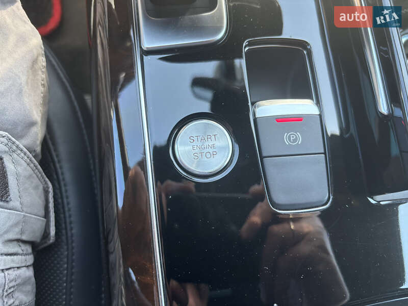 Седан Audi A8 2015 в Миколаєві