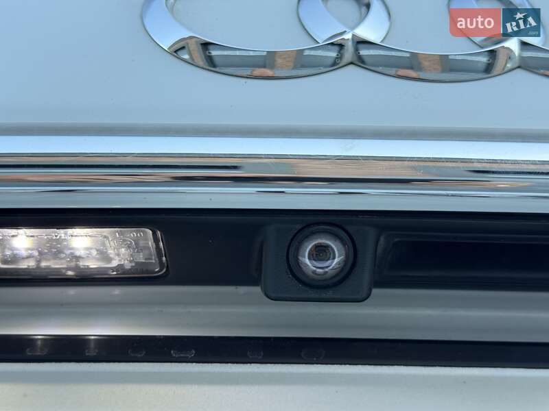 Седан Audi A8 2015 в Черновцах