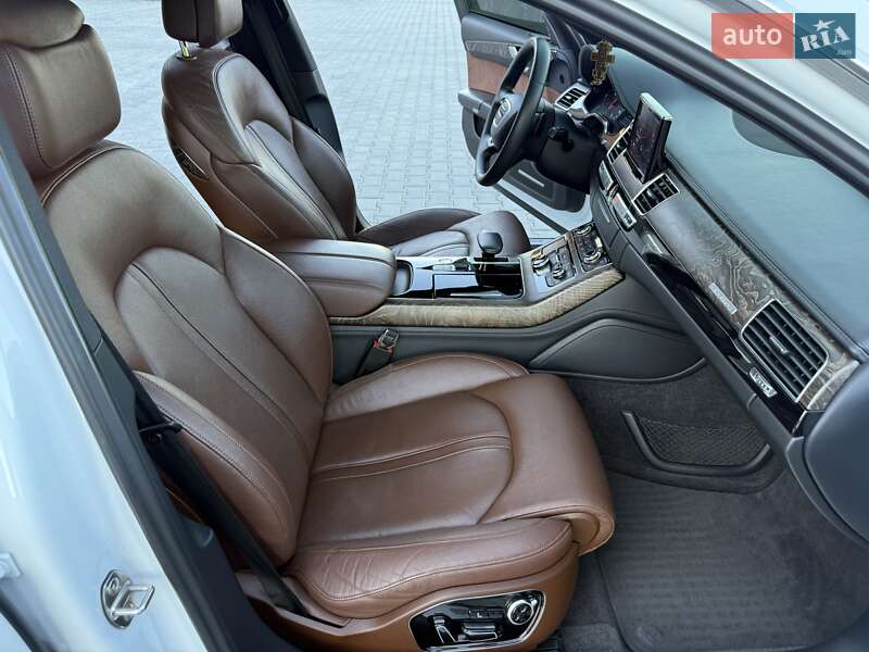 Седан Audi A8 2015 в Черновцах