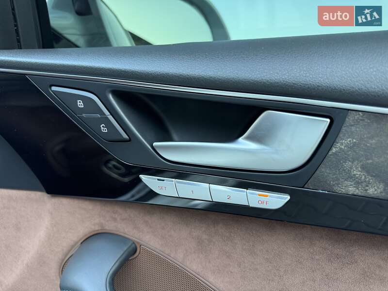 Седан Audi A8 2015 в Черновцах