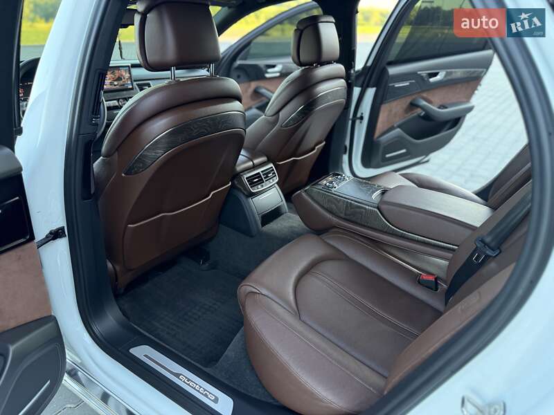 Седан Audi A8 2015 в Черновцах