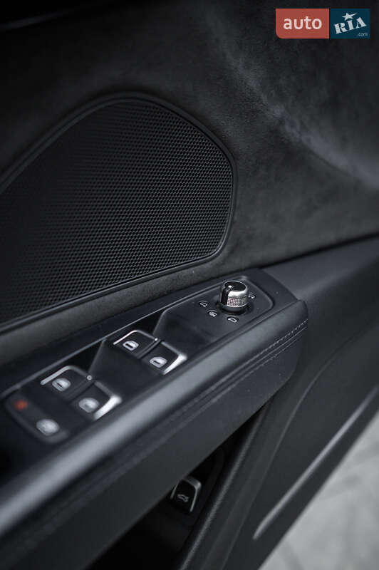 Седан Audi A8 2014 в Львове