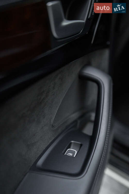 Седан Audi A8 2014 в Львове