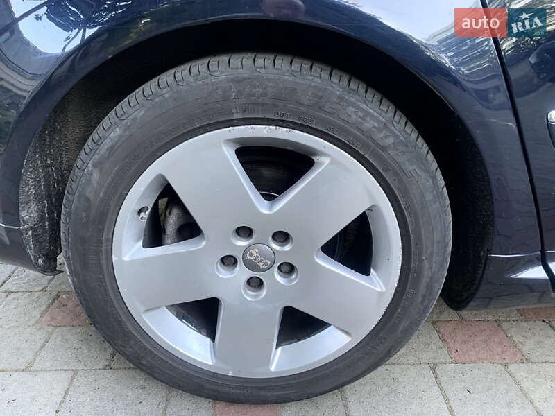 Седан Audi A8 2004 в Львове
