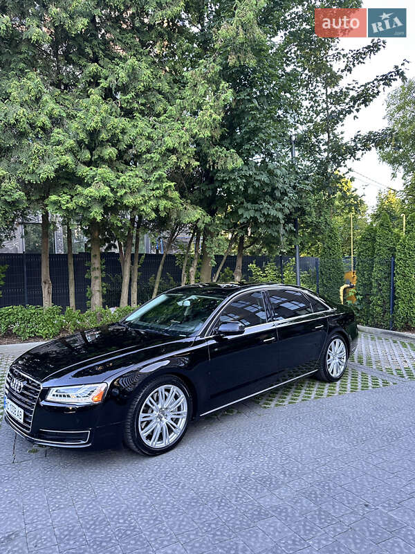 Седан Audi A8 2015 в Львові
