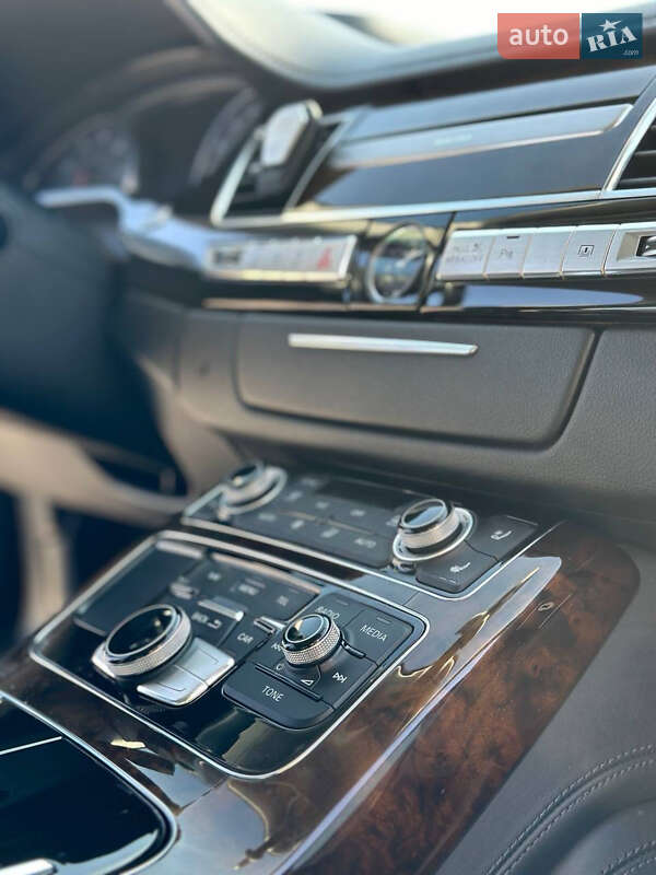 Седан Audi A8 2015 в Львові