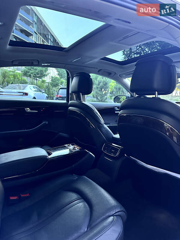 Седан Audi A8 2015 в Львові