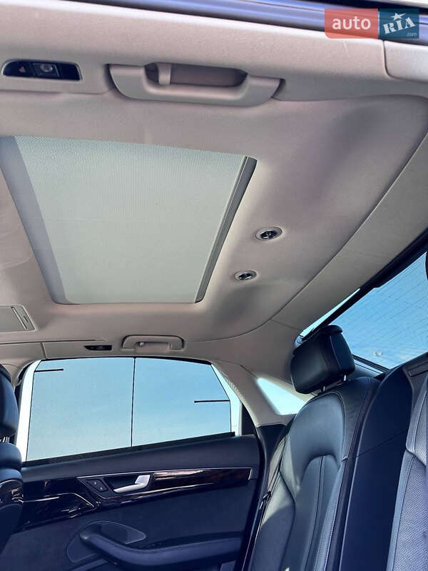 Седан Audi A8 2015 в Львові