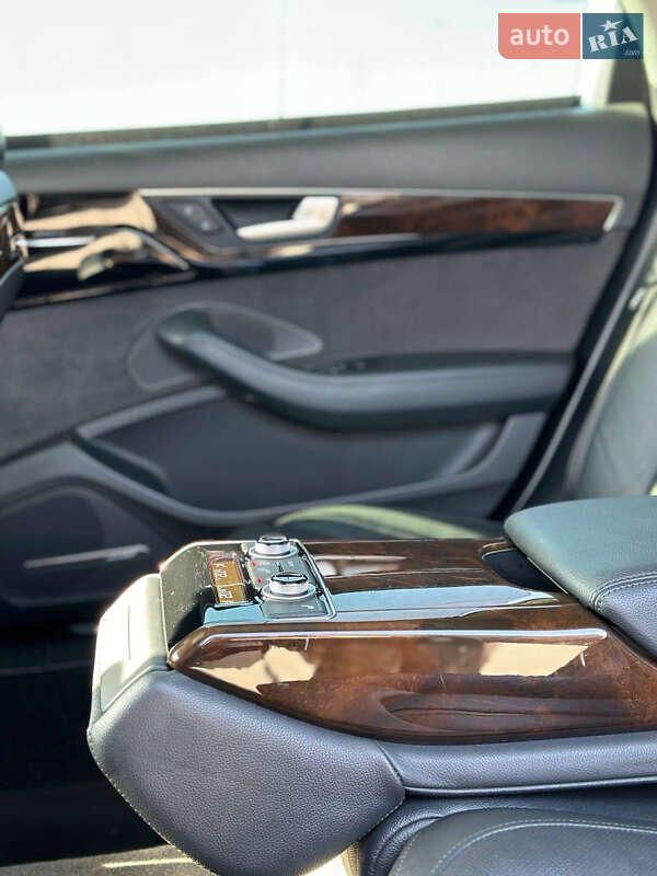 Седан Audi A8 2015 в Львові